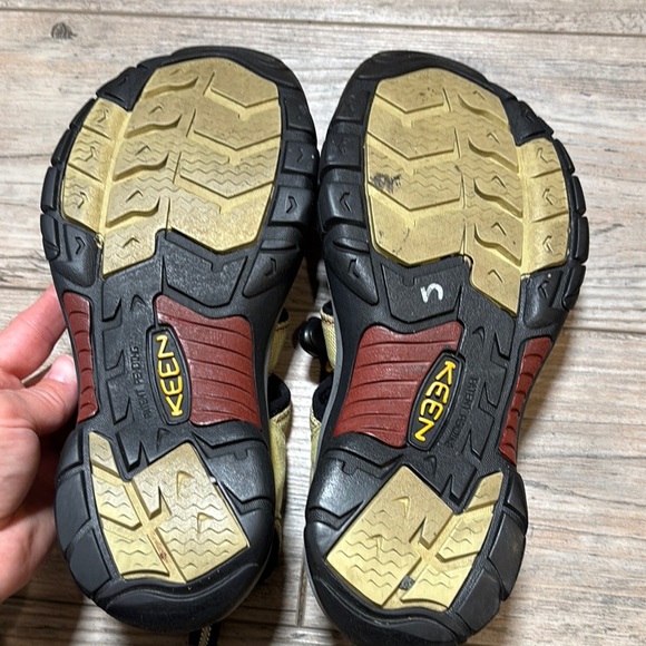 Keen Woman’s Yellow and Black Waterproof Outdoor Hiking Sandals Size 7 - Picture 7 of 10